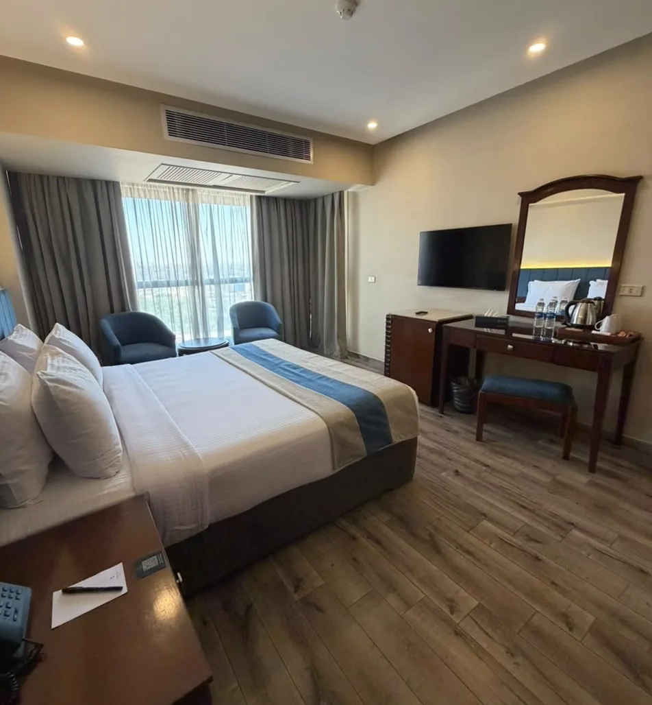 Superior Pyramids View Room - King Bed